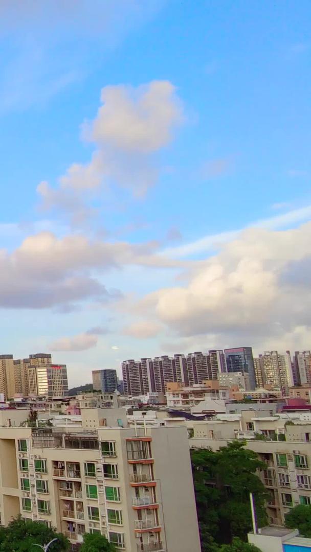 城市蓝天白云延迟摄影视频的预览图