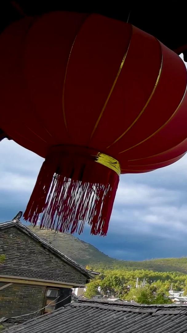 天空中的丽江古城红灯笼和彩虹视频素材视频的预览图