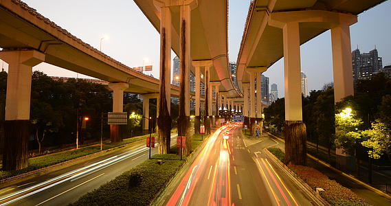 上海城市高架道路车轨延时视频的预览图