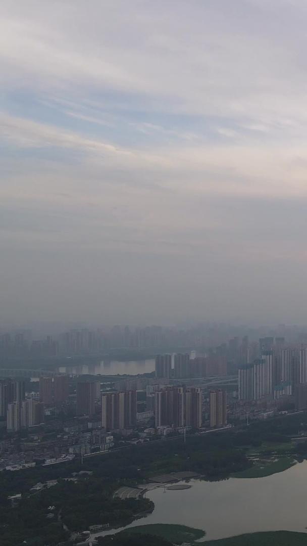 航拍城市风景日落天空下汉江湾城市天际线江景素材视频的预览图