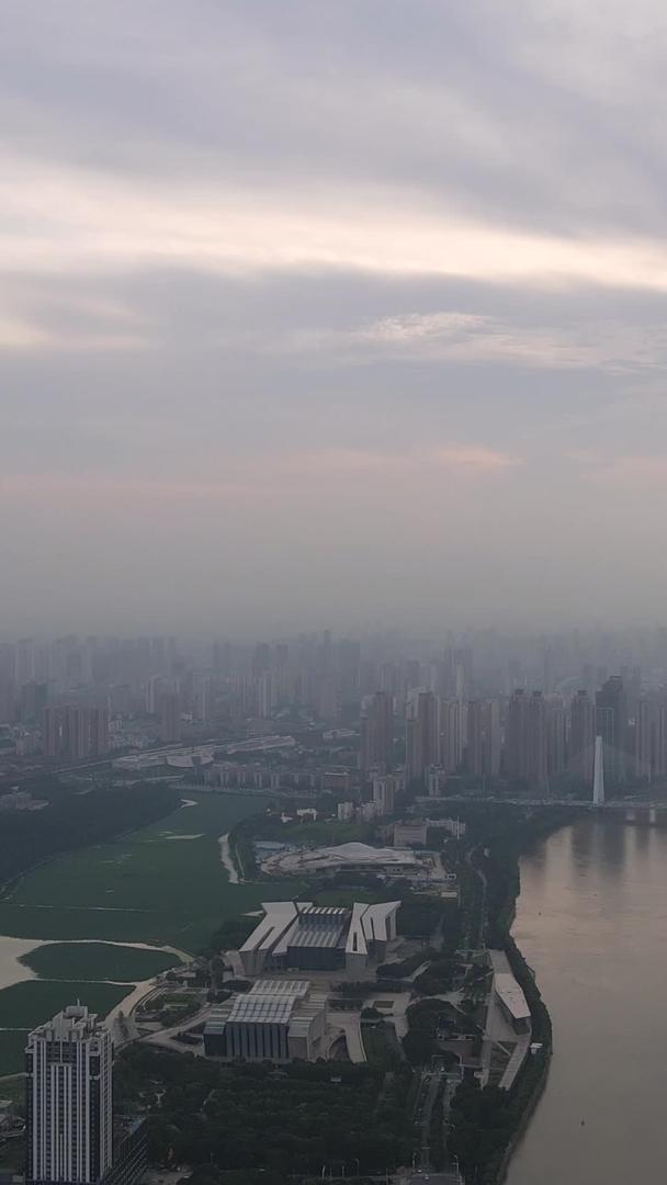 航拍城市风景日落天空下汉江湾城市天际线江景素材视频的预览图