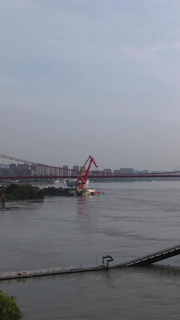 低空航拍风景城市长江江景桥道路立体交通天空晚霞城市素材视频的预览图