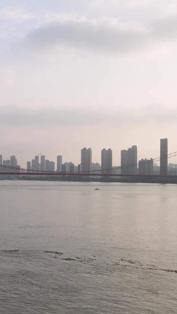 低空航拍风景城市长江江景桥道路立体交通天空晚霞城市素材视频的预览图