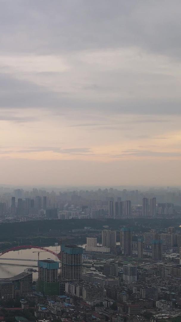 航拍风景城市夕阳晚霞天空城市天际线长江江景素材视频的预览图