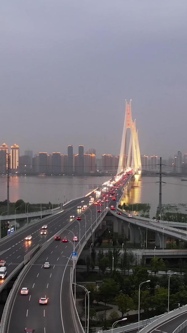 夜间航拍城市道路桥梁立交桥灯光车流交通材料视频的预览图