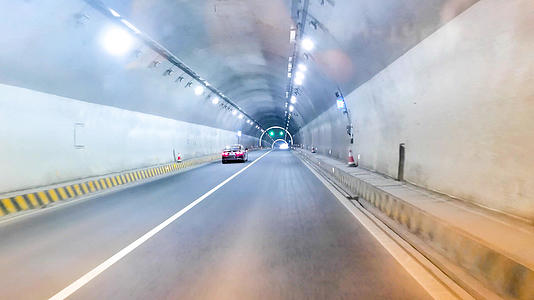 4K实拍第一视角穿越高速隧道视频的预览图