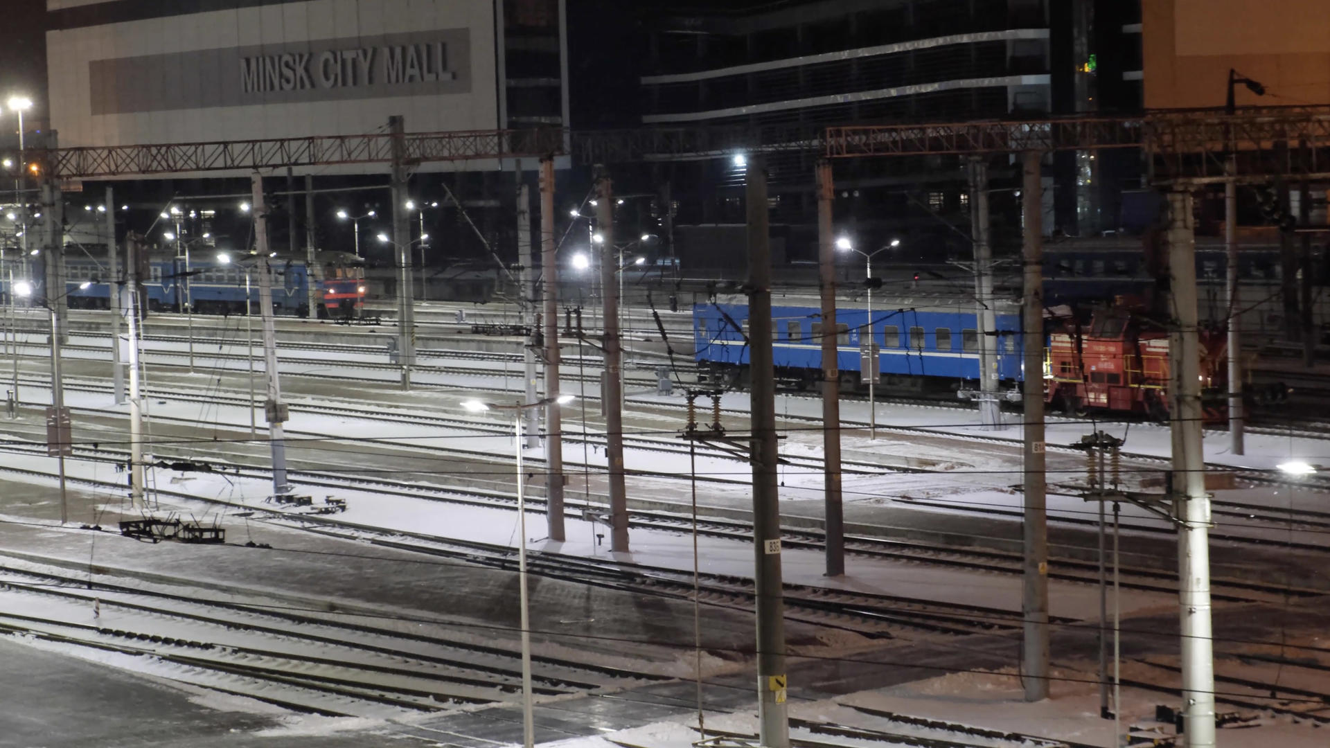 寒冬下雪天气夜晚火车站铁轨调度车辆视频的预览图