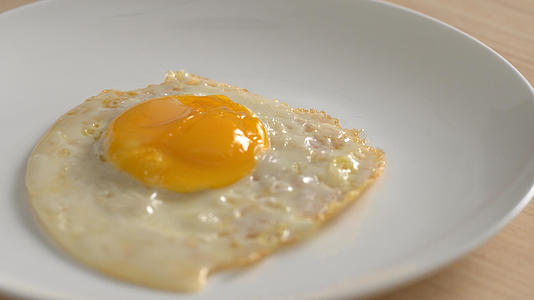 4k早餐煎流心鸡蛋视频的预览图