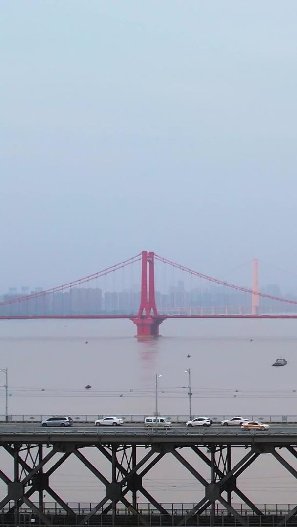 航拍城市地标建筑武汉长江大桥道路交通街景素材视频的预览图
