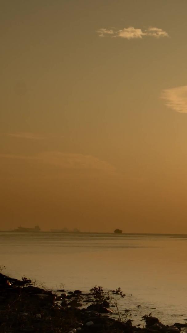 实拍海边清晨太阳升起延时摄影视频的预览图