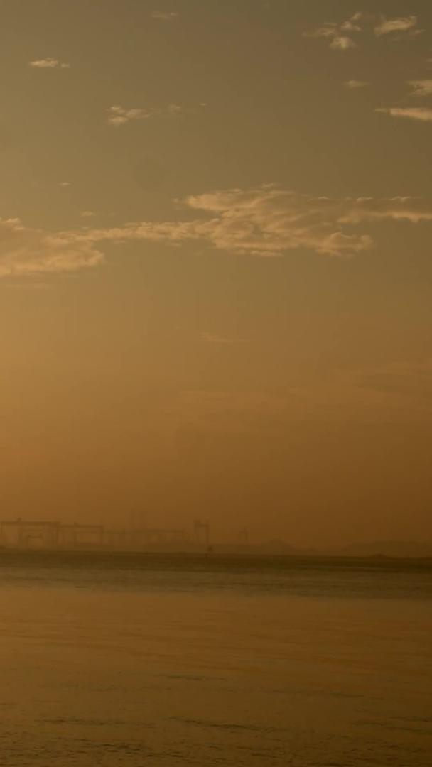实拍海边清晨太阳升起延时摄影视频的预览图