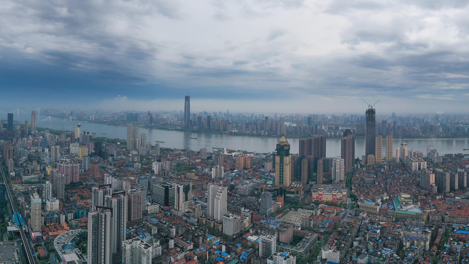 航拍武汉长江两岸城市江景风光视频的预览图