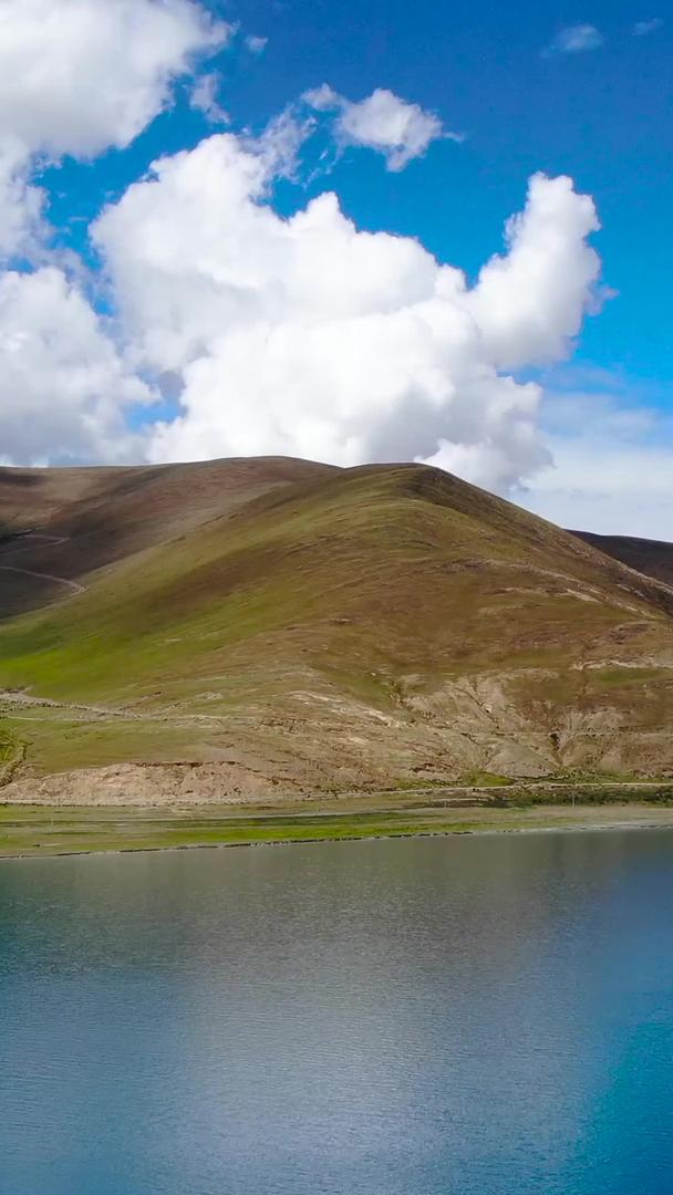 西藏蓝天白云山脉湖泊自然风光视频视频的预览图