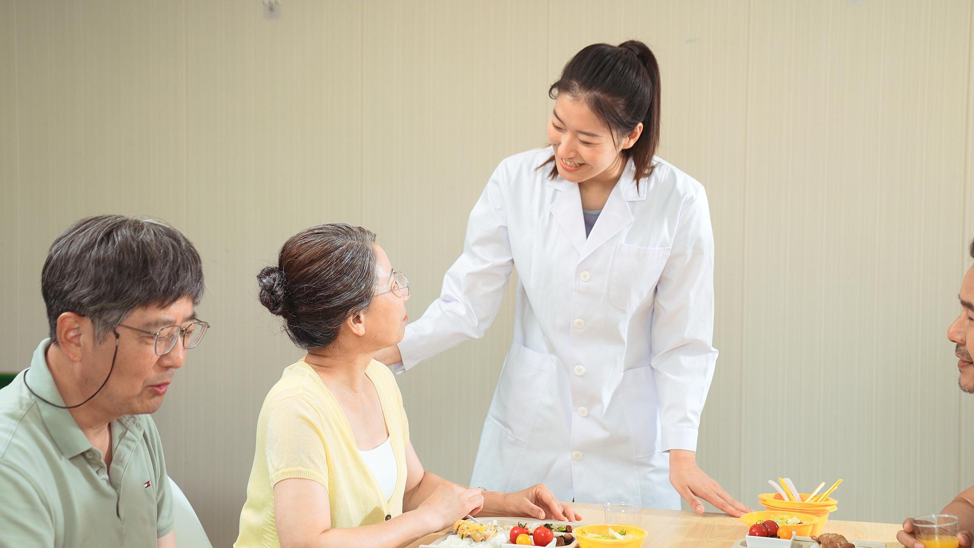 养老院医生照顾老人用餐视频的预览图