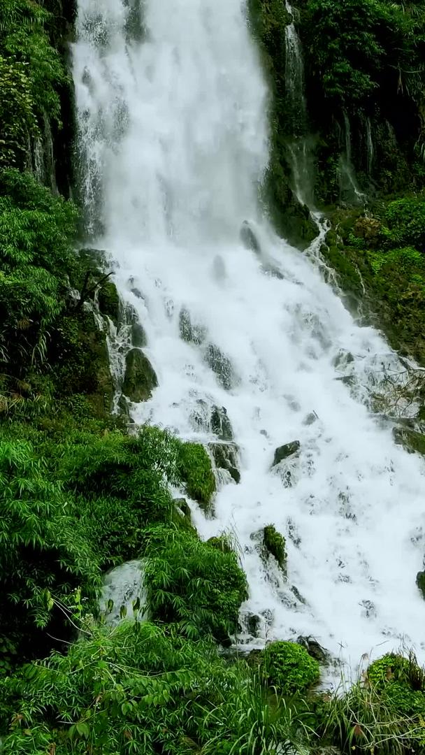 拉关瀑布水流拍摄高清航拍视频的预览图
