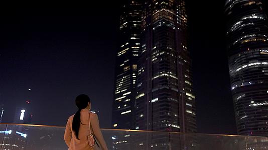 夜晚天桥上行走的都市女性视频的预览图