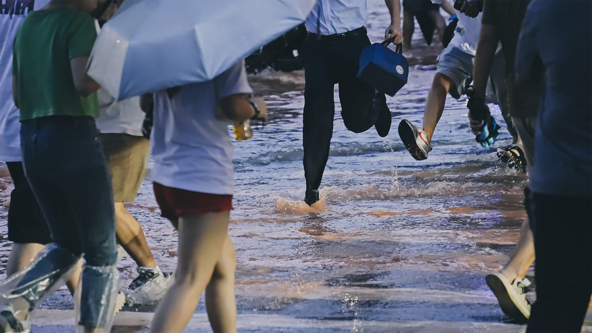 城市暴雨内涝4K升格高峰视频的预览图