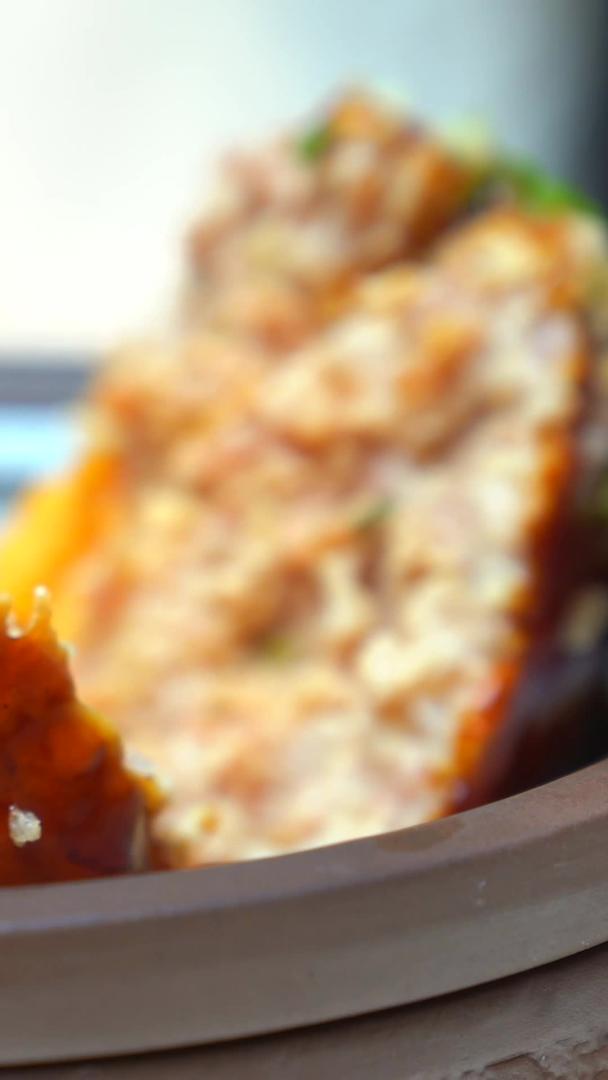扬州美食蟹粉狮子头视频的预览图