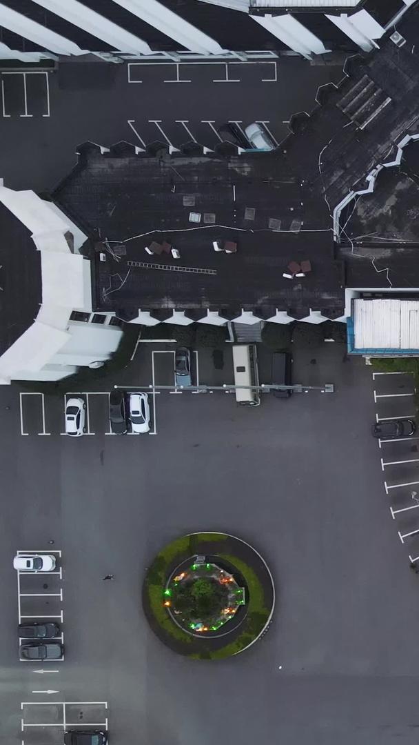 城市航拍风光城市地标建筑彩色圆形表演艺术剧场城市交通道路素材视频的预览图