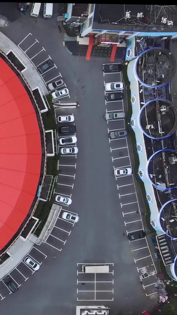 城市航拍风光城市地标建筑彩色圆形表演艺术剧场城市交通道路素材视频的预览图