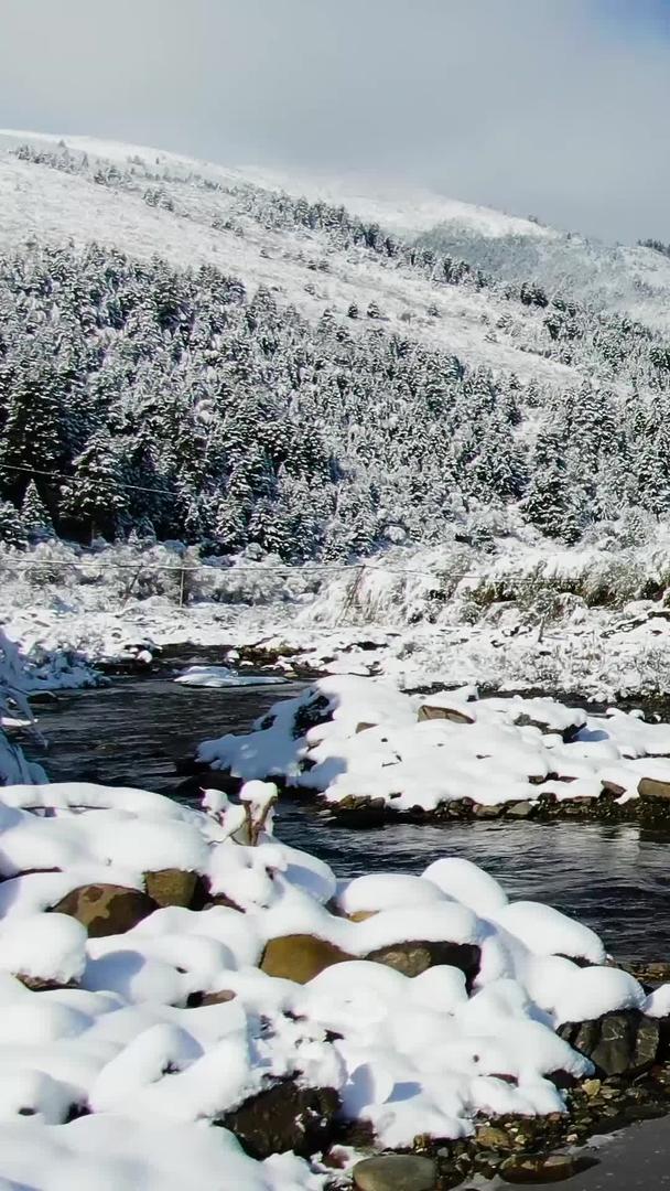 川西高原山脉雪景航拍视频视频的预览图