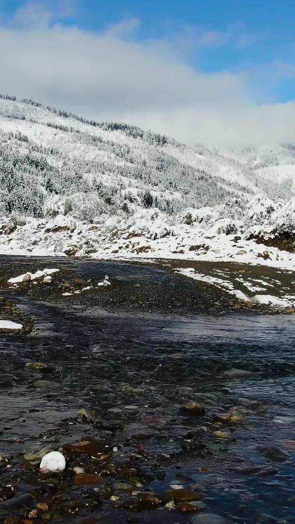 川西高原山脉雪景航拍视频视频的预览图