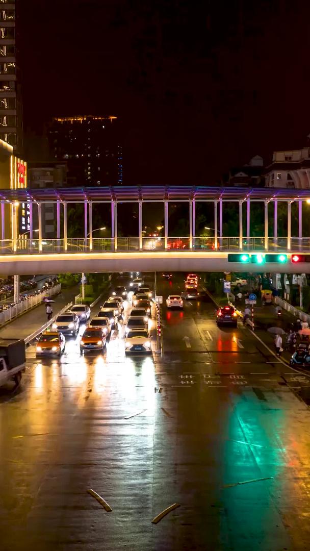 实拍城市商业街夜景交通延迟摄影视频的预览图