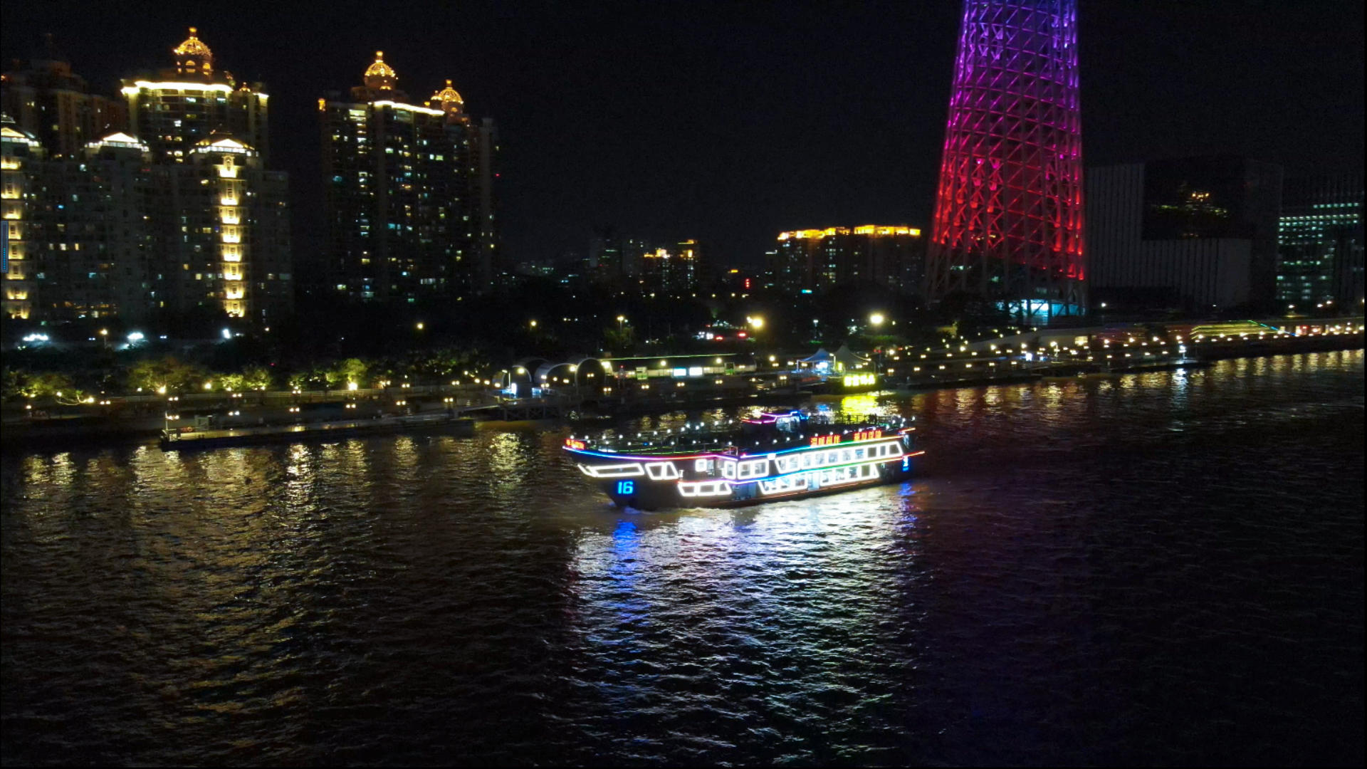 4k高清航拍珠江上的游船夜景风光城市视频的预览图