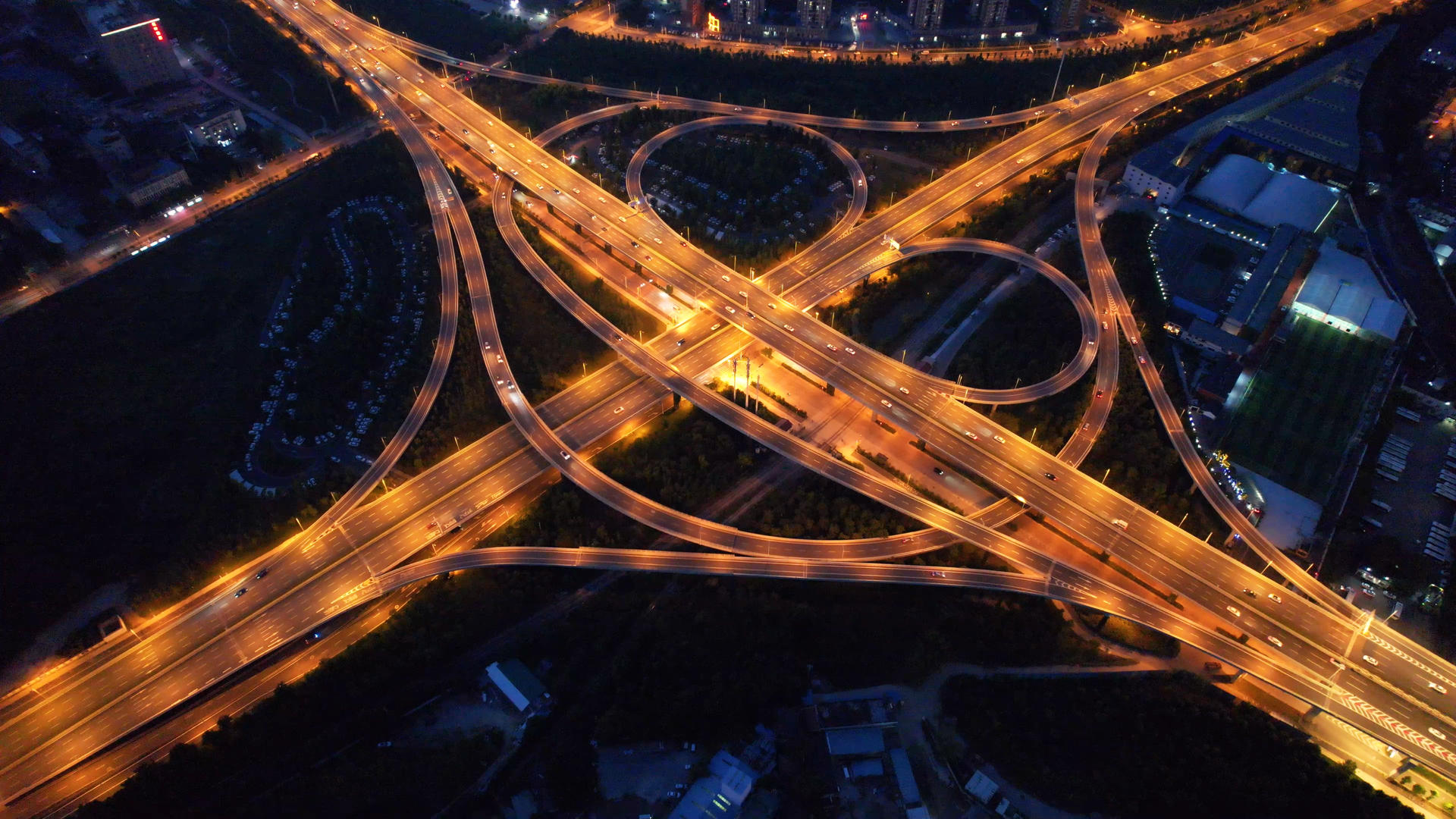 航拍城市夜晚高架桥灯光交通车流街景4k素材视频的预览图
