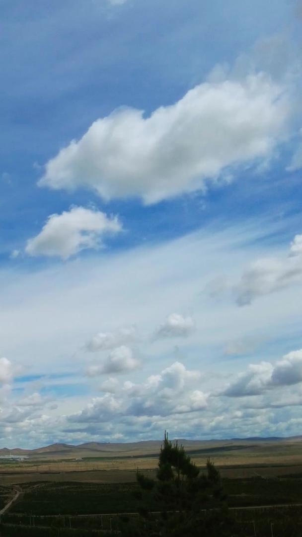延迟拍摄下午天空中乌云翻滚鸟瞰远处的城市街景视频的预览图