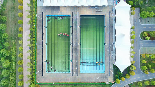 航拍城市风光夏天公园游泳池运动体育场地4k素材视频的预览图