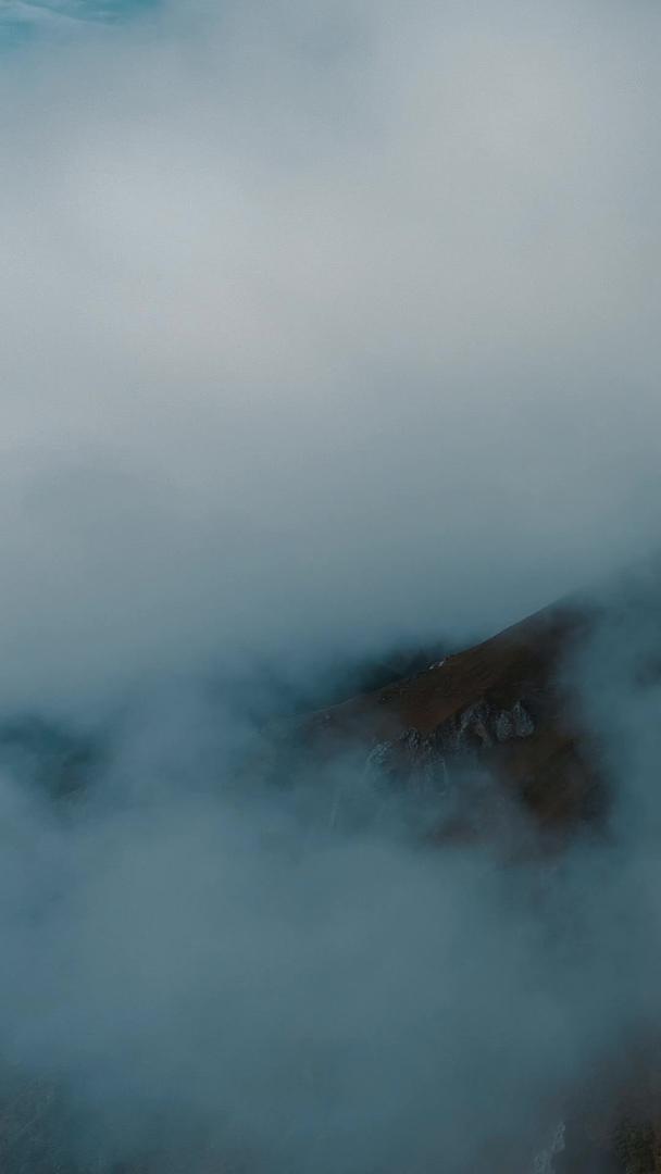 航拍317川藏线风景视频的预览图