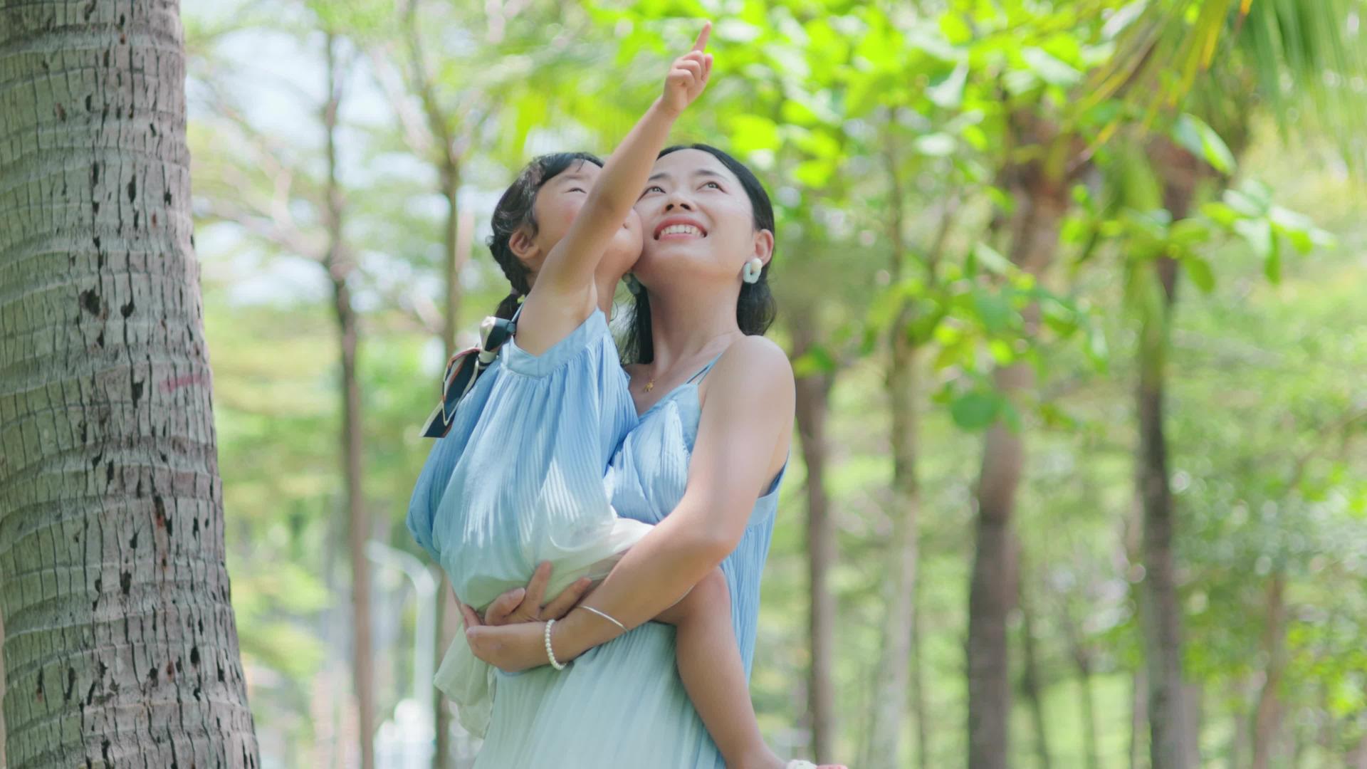 4K家庭陪伴亲子互动妈妈陪伴孩子玩视频素材视频的预览图