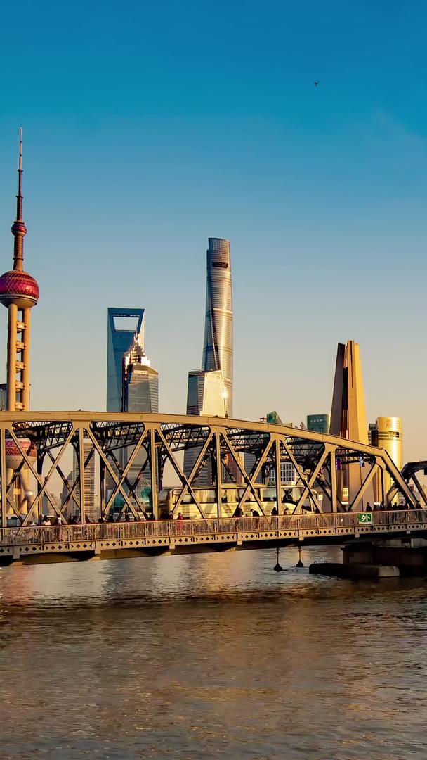 东方明珠延迟摄影上海外白渡桥黄昏交通视频的预览图