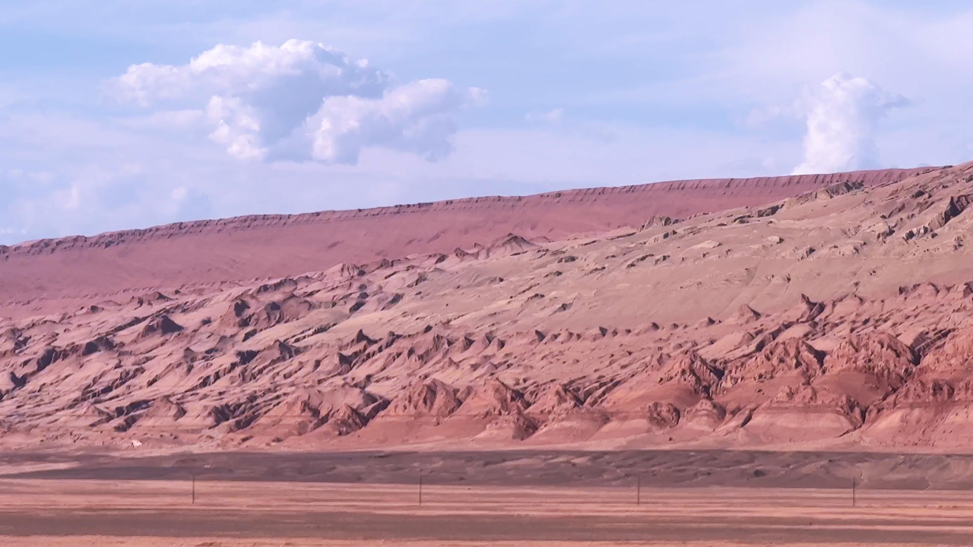 新疆吐鲁番盆地红色火焰山4k素材视频的预览图