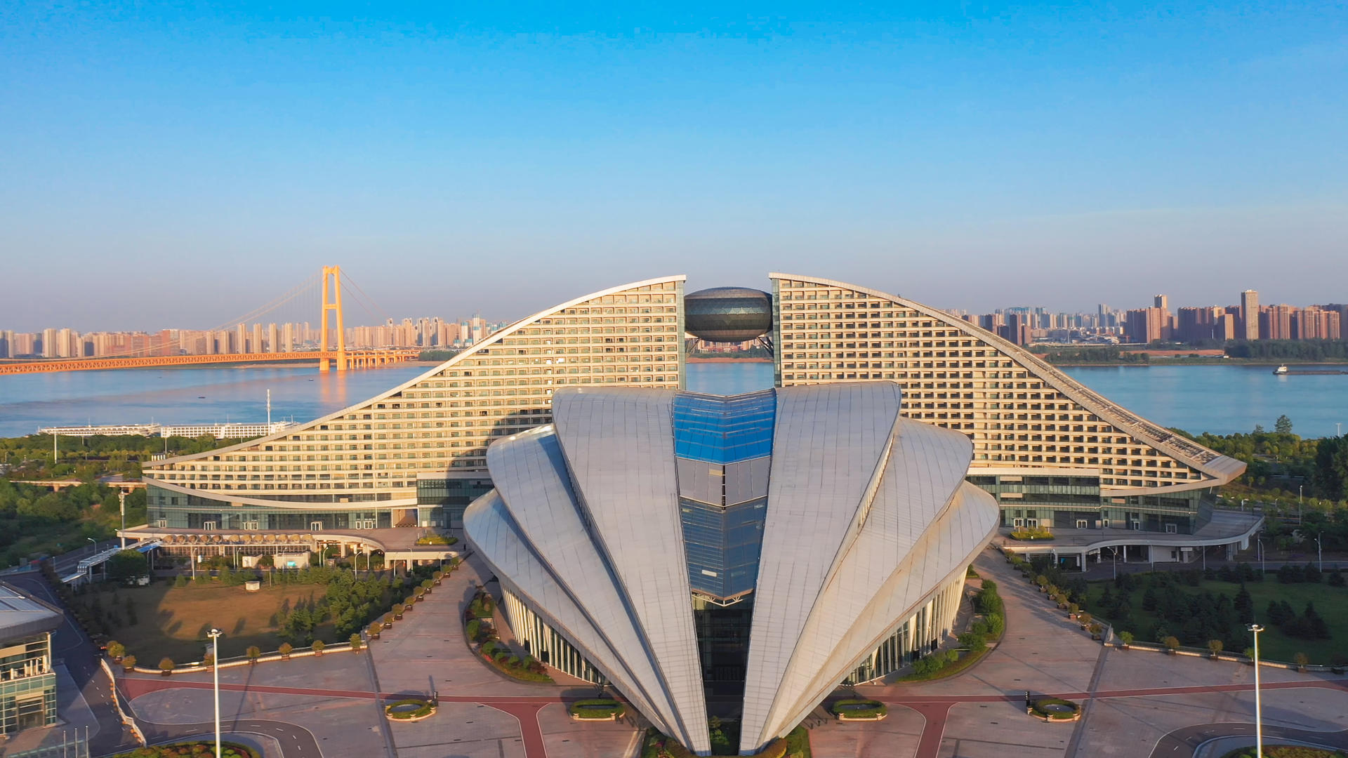 航拍风光城市旅游地标长江边造型漂亮的洲际酒店商务商业素材视频的预览图