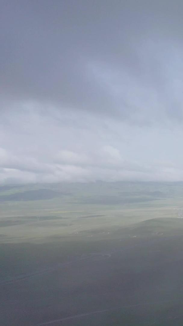 无人驾驶飞机穿过草原上的云海视频视频的预览图