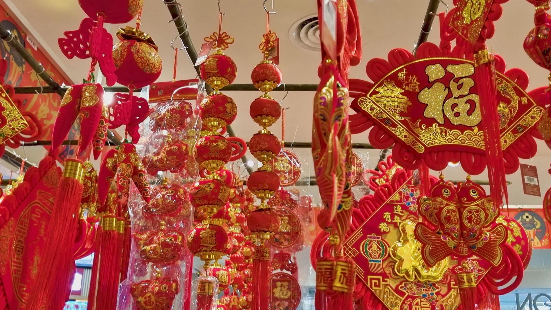 4K中国新年春节挂满福字和灯笼代表吉祥如意视频素材视频的预览图