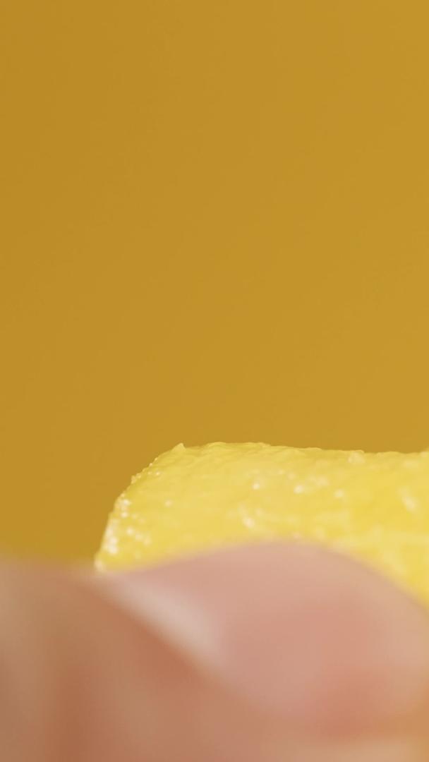 鲜嫩的芒果扒开皮浇牛奶视频的预览图