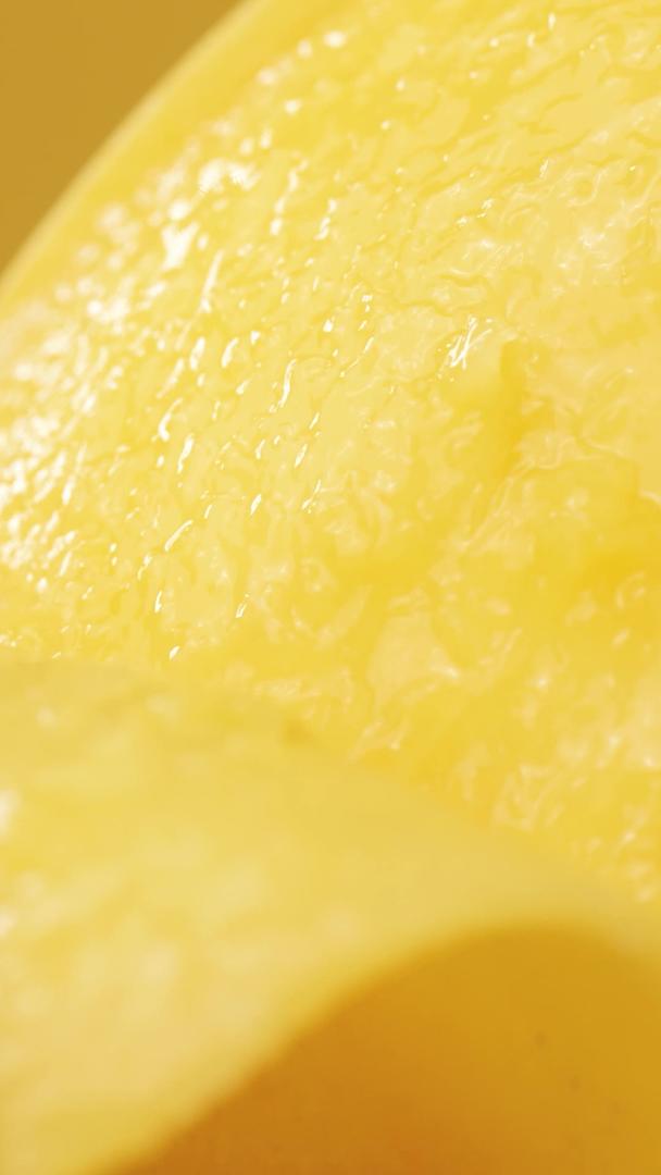 鲜嫩的芒果扒开皮浇牛奶视频的预览图
