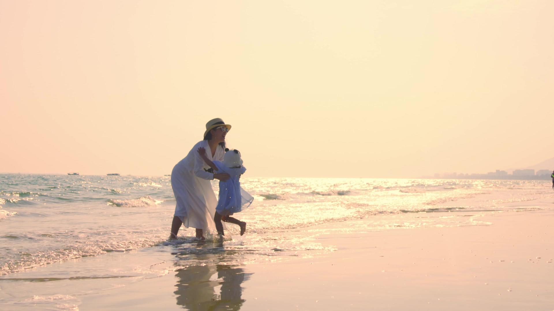 4K实拍家庭陪妈妈带着孩子在海边玩耍跑步视频素材视频的预览图