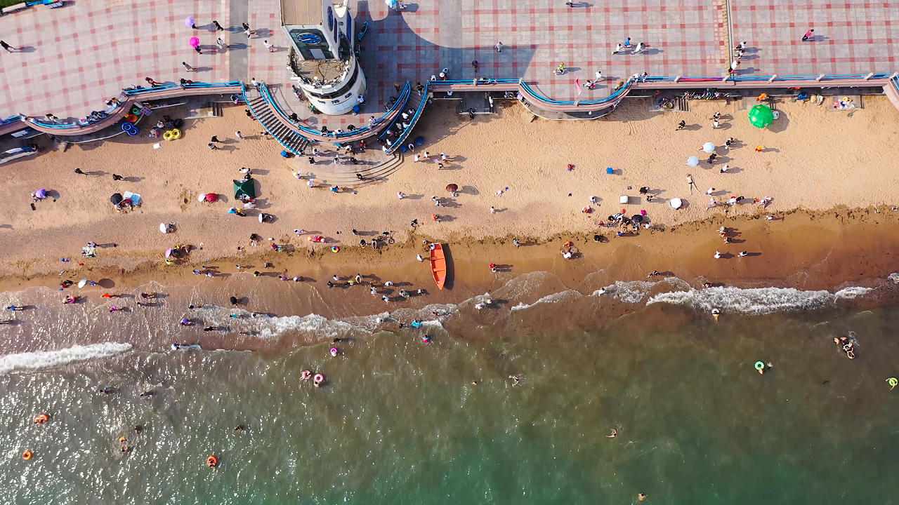 4K航拍盛夏浴场人群视频的预览图