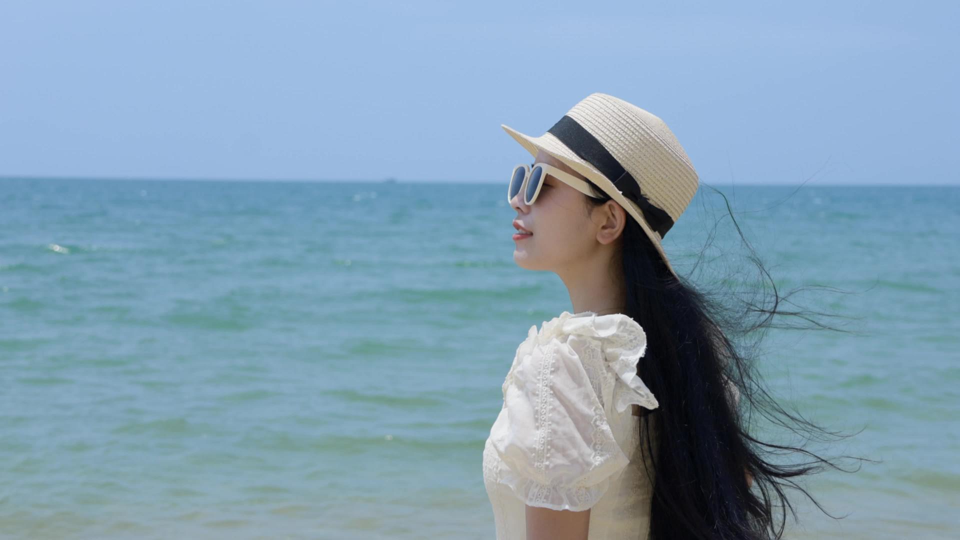 4K实拍美女自然美女在海边观看海视频素材视频的预览图