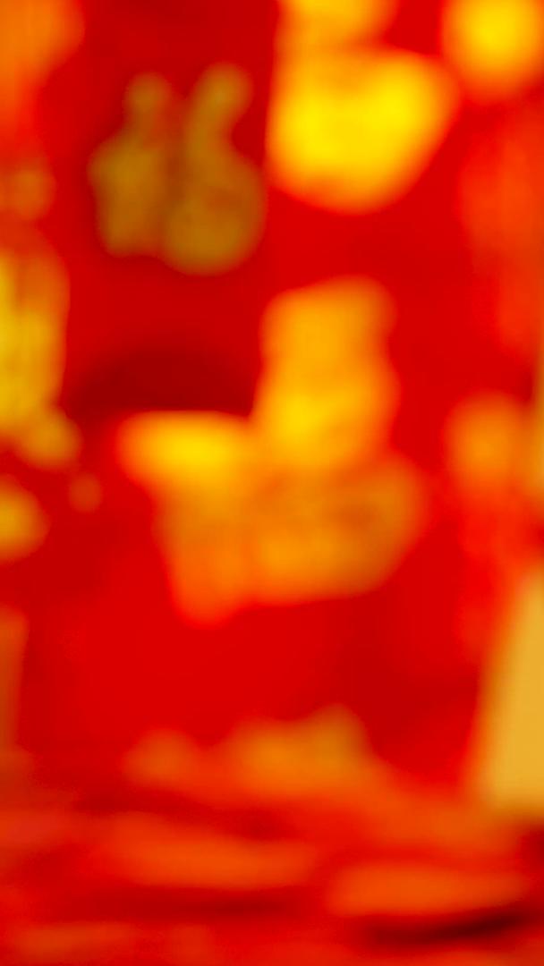 红色喜庆背景前悬挂红包福字礼盒实拍虚焦静物视频视频的预览图