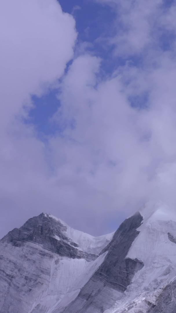 航拍式雪山峰顶视频的预览图