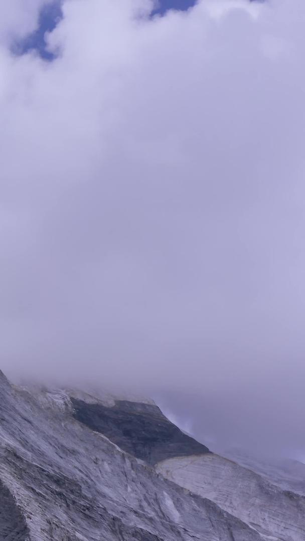 航拍式雪山峰顶视频的预览图