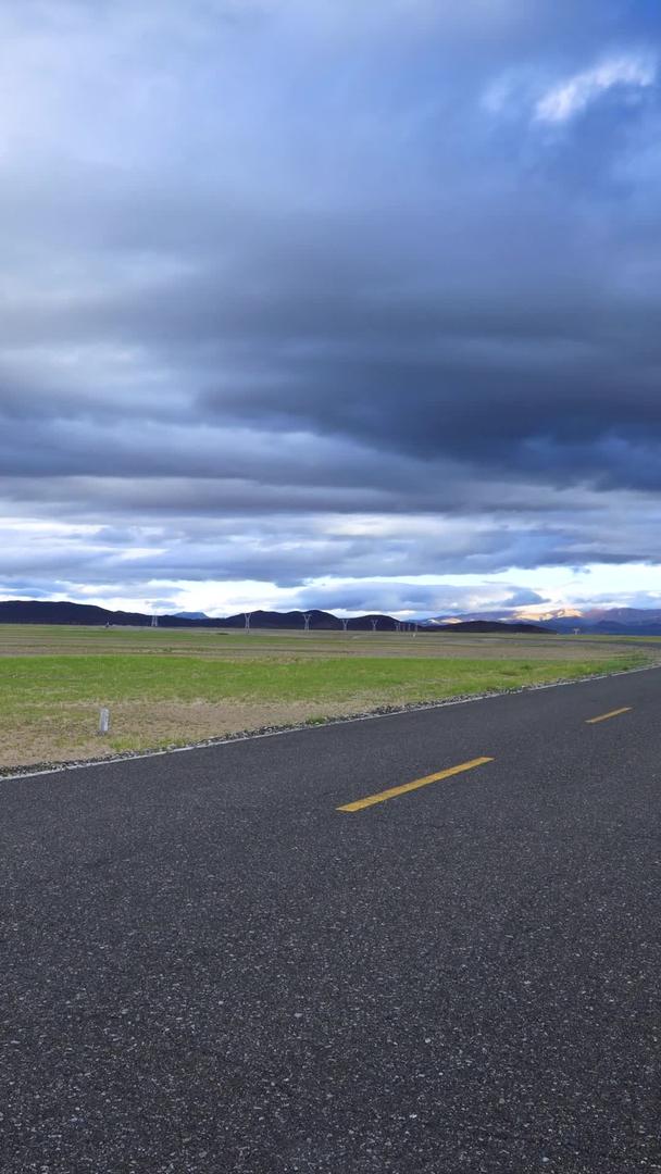 西藏公路延时视频风云变幻视频的预览图