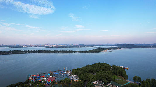 航拍湖北5A级武汉东湖景区蓝天白云天空湖景绿道自然风光4k素材视频的预览图