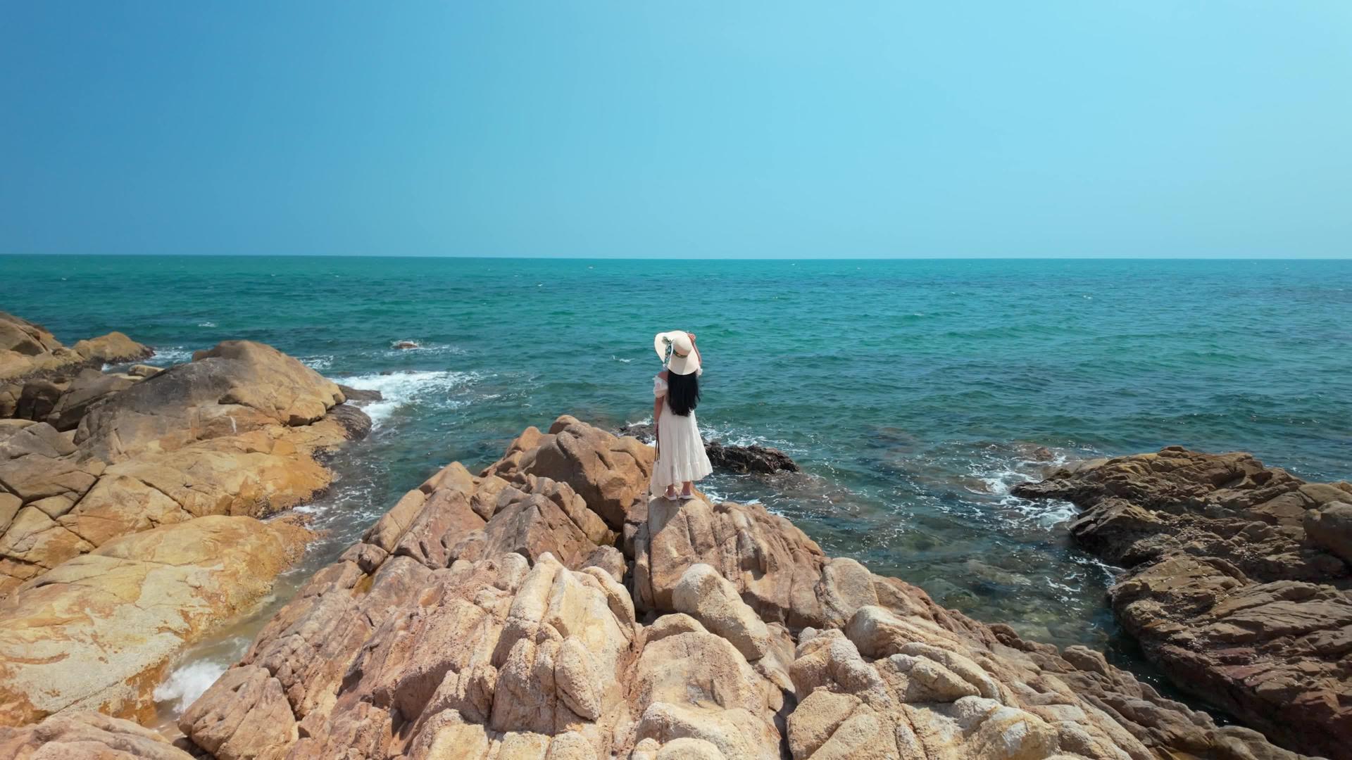 4K实拍美女在海边欣赏风景视频素材视频的预览图