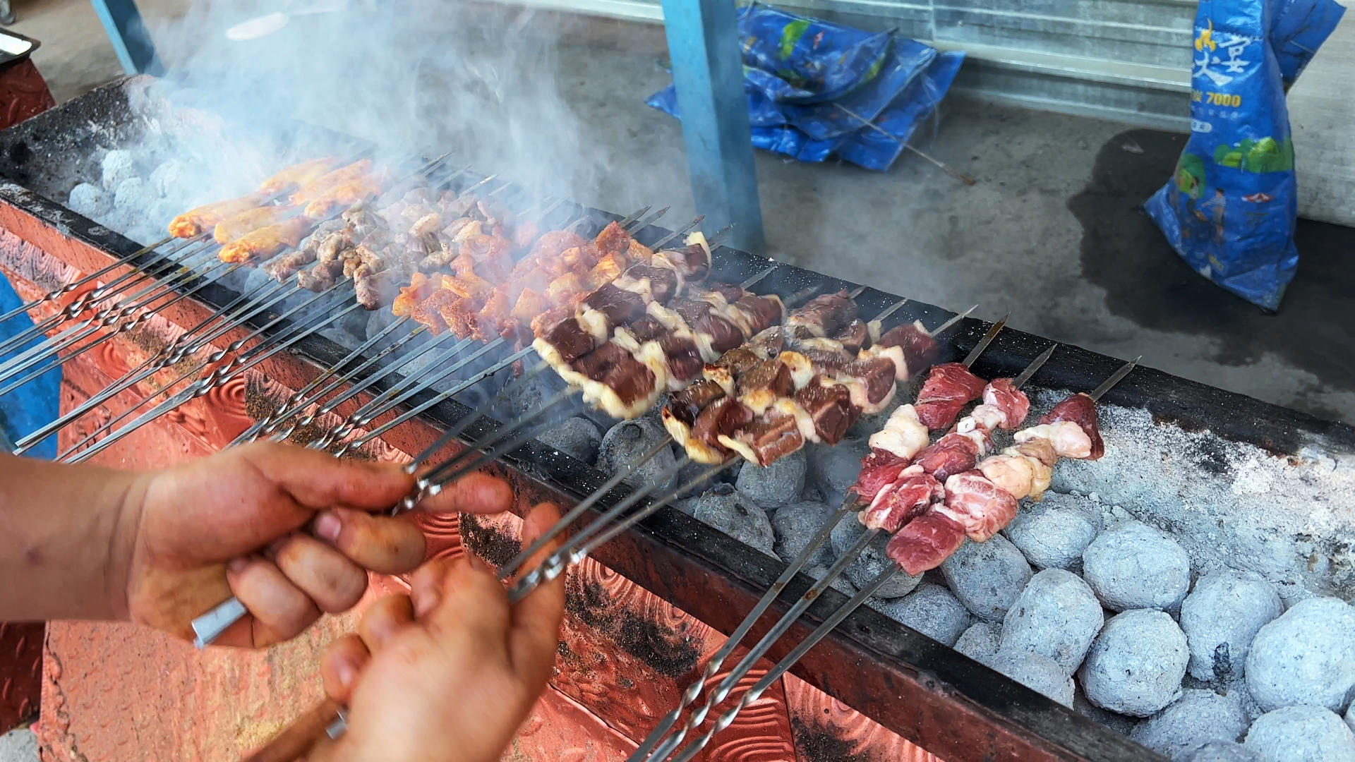 新疆街头地方特色小吃炭火烧烤羊肉串4k素材视频的预览图